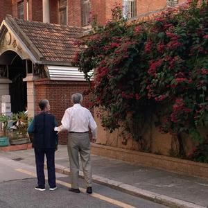 含紧一点h楼梯边做边走动漫
