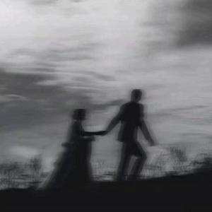 含紧一点h楼梯边做边走动漫
