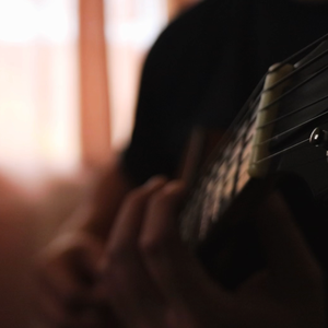 含紧一点h楼梯边做边走动漫
